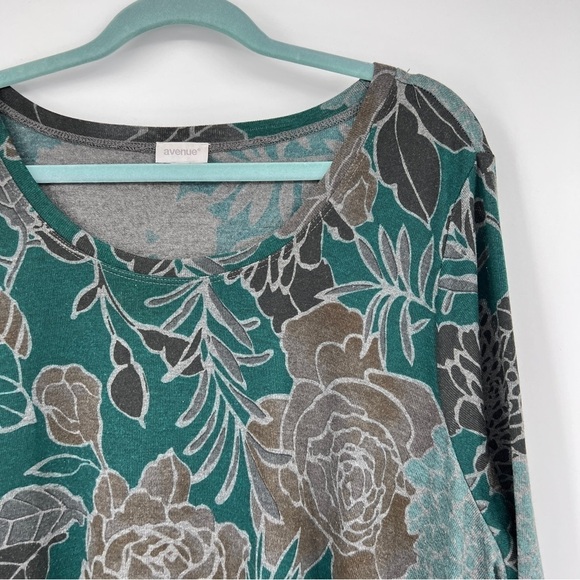 Avenue Tops - Avenue Floral Leaf Slit Roundneck Three-Quarter Sleeves Sharkbite Blouse